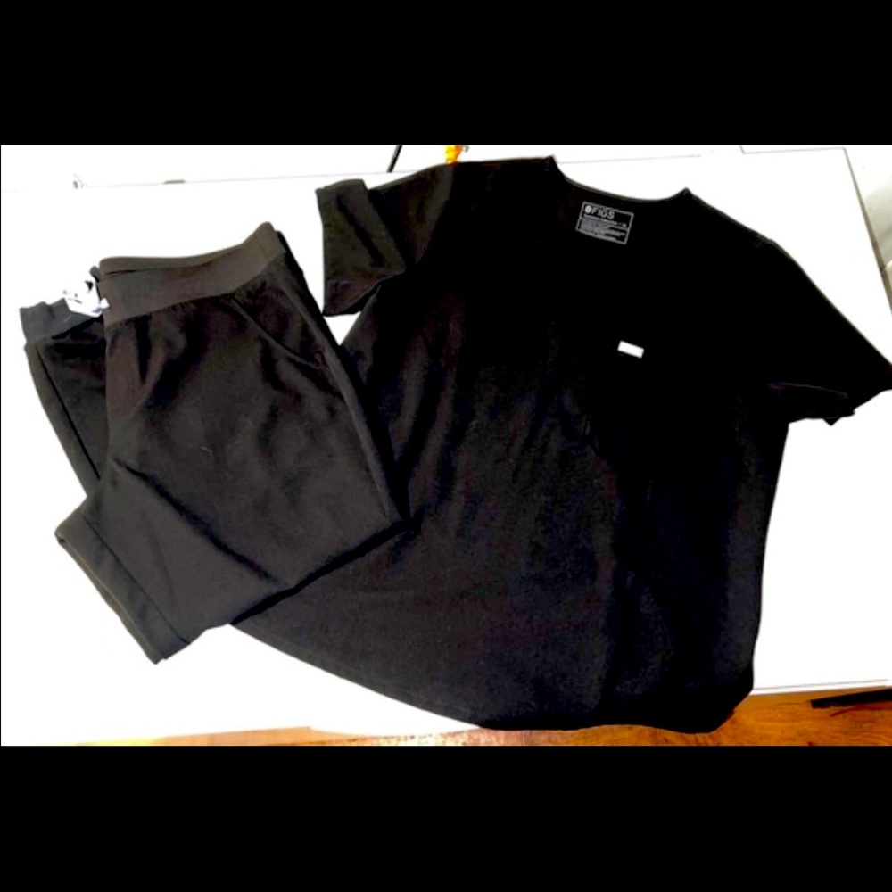 Figs black XL scrub top. Figs XLP black scrub jogger pants.